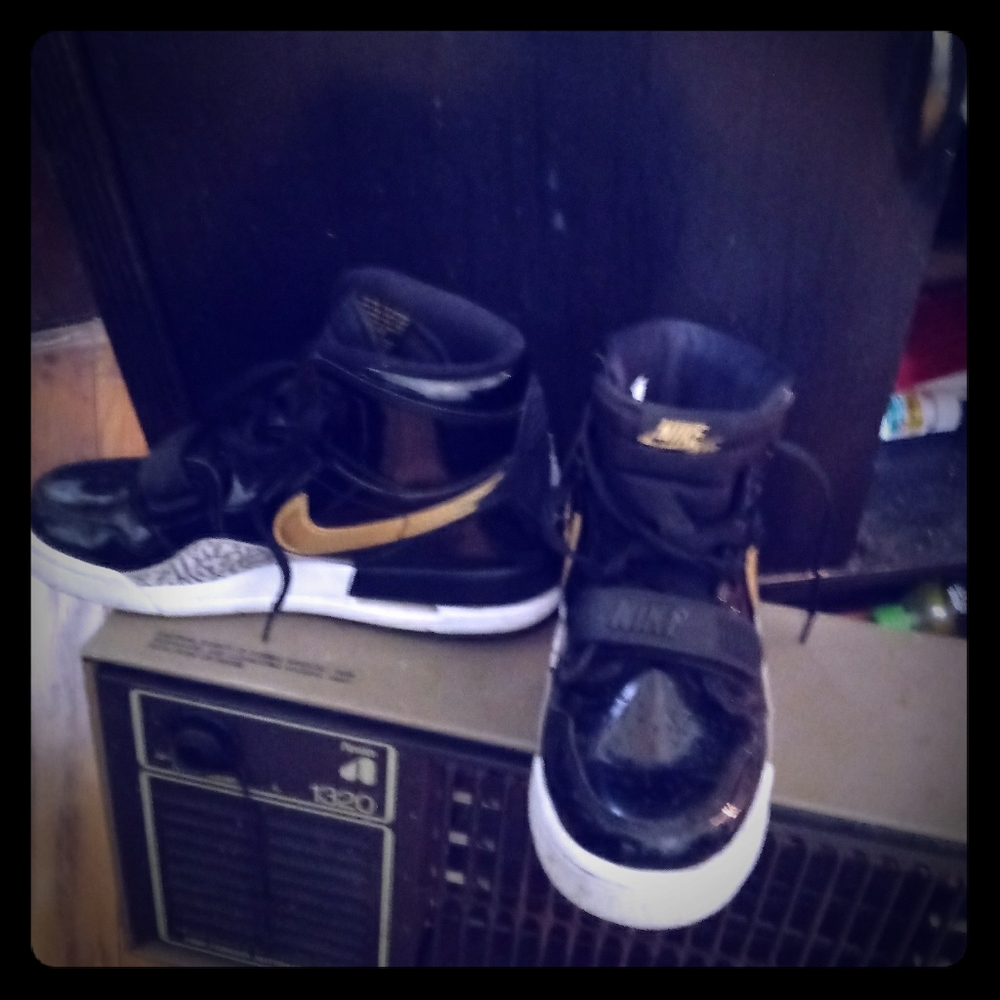 Sz 6.5 youth unisex JORDANS